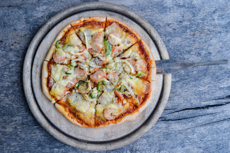 Hot homemade sausage pizza ready to eatの写真素材