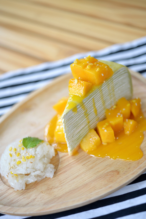 Close up Mango Crepe Cake with mango flesh and sticky rice, selective focusの写真素材