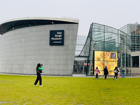 People in front of the new wing of the Van Gogh Museum.のeditorial素材