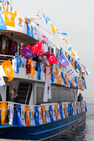 ISTANBUL - MARCH 23: Ferry carrying people to ruling AK Party (AKP) rally for free in Zeytinburnu area before local elections on March 23, 2014 in Istanbul, Turkey. Elections will hold on 30 Marchのeditorial素材