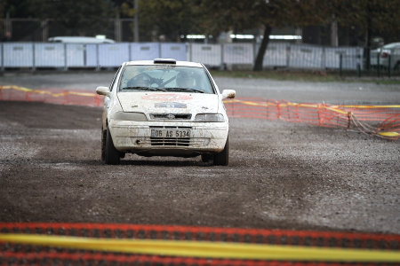 KOCAELI, TURKEY - NOVEMBER 17, 2018: Mert Gur drives Fiat Palio in Kocaeli Rallyのeditorial素材