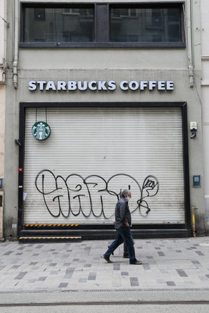 ISTANBUL, TURKEY - MAY 13, 2020: Cafes and restaurants are closed in Istiklal Avenue during Coronavirus Pandemicのeditorial素材