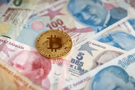 Isolated 100 Turkish Lira Banknote on Wooden Backgroundの写真素材
