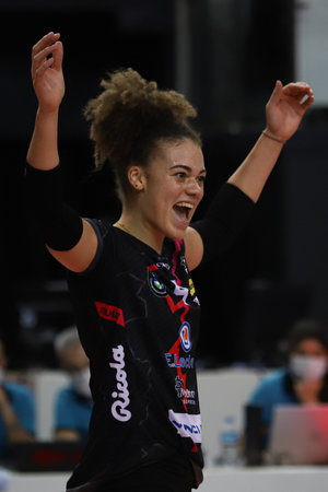 ISTANBUL, TURKEY - FEBRUARY 15, 2022: Kimberly Drewniok in Vakifbank vs ASPTT Mulhouse CEV Champions League Volley match in Vakifbank Sport Hallのeditorial素材