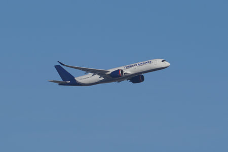 ISTANBUL, TURKIYE - NOVEMBER 05, 2022: Turkish Airlines Airbus A350-941 (471) flying over Istanbul International Airportのeditorial素材