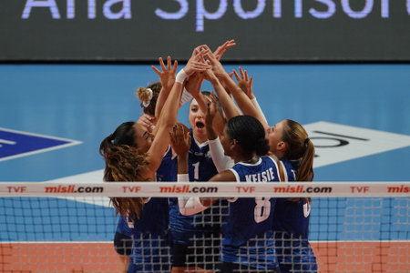 ISTANBUL, TURKIYE - NOVEMBER 06, 2022: Sigorta Shop players celebrating score point during Vakifbank Turkish Sultans League match in Vakifbank Sport Hallのeditorial素材