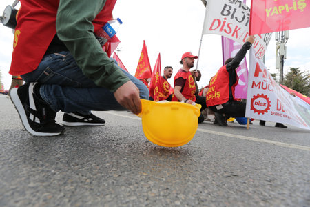 ISTANBUL, TURKEY - MAY 01, 2022: People march in International Workers Dayのeditorial素材