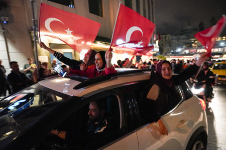 ISTANBUL, TURKIYE - MAY 28, 2023: Recep Tayyip Erdogan supporters celebrate his election as presidentのeditorial素材