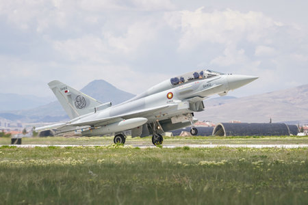 KONYA, TURKIYE - MAY 09, 2023: Qatar Air Force Eurofighter Typhoon EF2000 (MT003) landing to Konya Airport during Anatolian Eagle Air Force Exerciseのeditorial素材