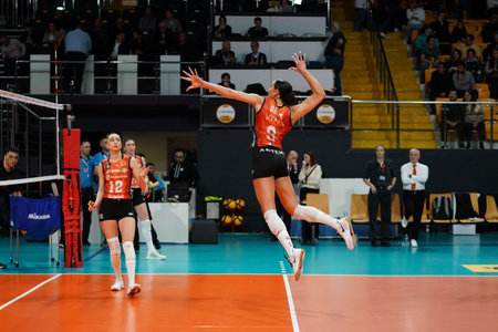 ISTANBUL, TURKIYE - APRIL 12, 2025: Alexa Gray warming up before Vakifbank vs Eczacibasi Dynavit Turkish Sultans League Playoff match in Vakifbank Sport Hallのeditorial素材