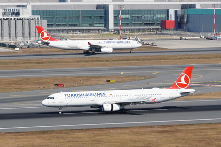 ISTANBUL, TURKIYE - JULY 19, 2025: Turkish Airlines Airbus A321-231 (5077) landing to Istanbul International Airportのeditorial素材