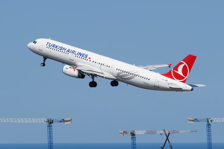 ISTANBUL, TURKIYE - JULY 19, 2025: Turkish Airlines Airbus A321-231 (3738) take-off from Istanbul International Airportのeditorial素材