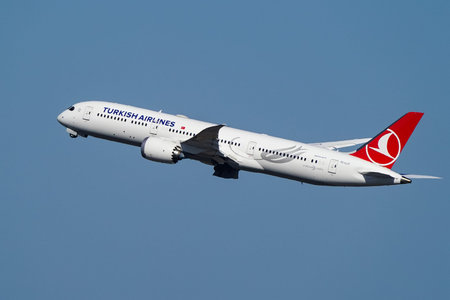 ISTANBUL, TURKIYE - AUGUST 16, 2025: Turkish Airlines Boeing 787-9 (65820) flying over Istanbul...