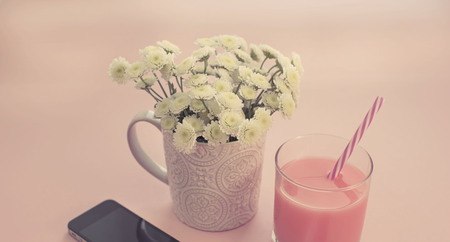 Banner Bouquet of chrysanthemum flowers in a Cup of tea glass cocktail phone.の写真素材