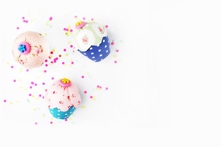 White background with party accessories. Invitation mockup. Confetti and muffins. cake. Flat layの写真素材