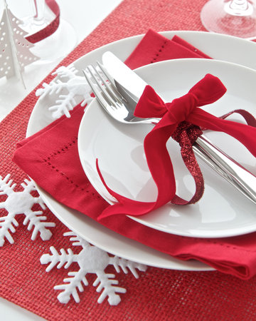 Christmas table setting in red and whiteの写真素材