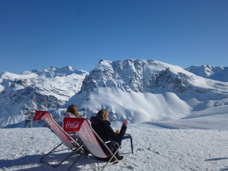 Two people relax in the mountain sunshineのeditorial素材