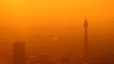 Smog covers London skyline at sunsetのeditorial素材