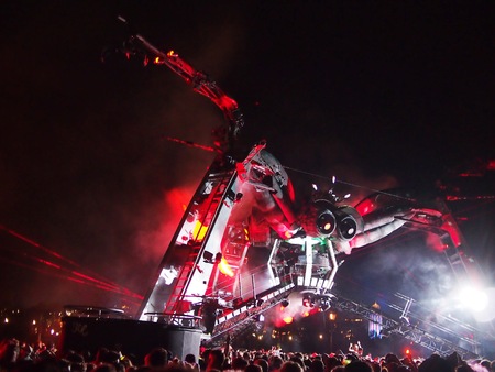Pilton, United Kingdom - June 28, 2015: Music Festival crowd dance under the giant fire breathing tarantulaのeditorial素材