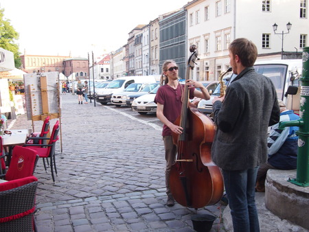 Krakow, Poland - June 04, 2016: Street music in Krakow with a celloのeditorial素材