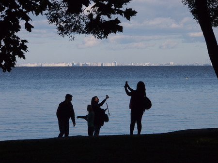 Saint Petersburg, Russia - 15 September, 2016: A silhouette oftourists taking selfies at Peterhof Palaceのeditorial素材
