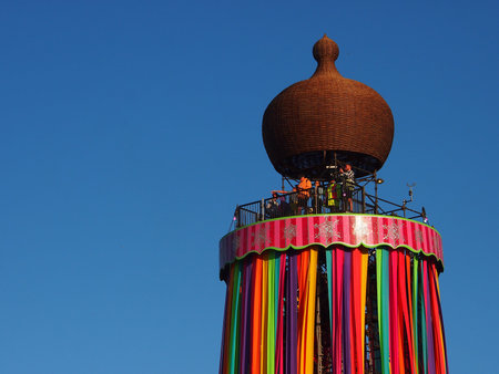 A colourful monument at a music festival in Britain, with clear blue skies and sunshineのeditorial素材