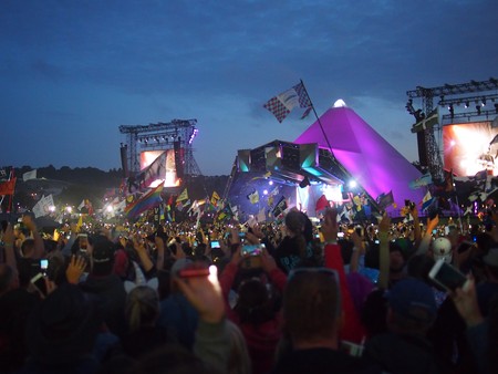 Pilton, UK - 25 June, 2017: A huge crowd enjoy the headline set at a British music festivalのeditorial素材