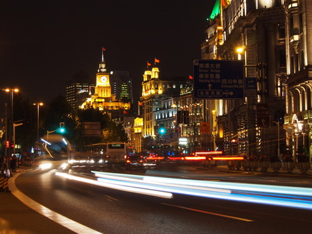 Shanghai, China - 13 October 2016: Traffic streaming along The Bundのeditorial素材