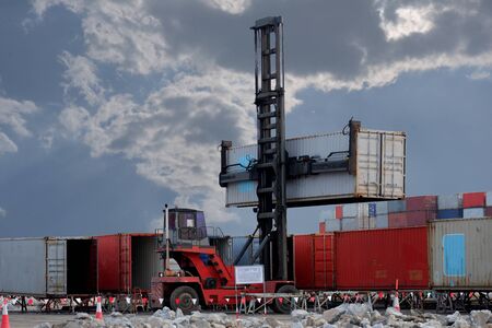 The container manager runs concurrently. In the transportation of goodsの写真素材