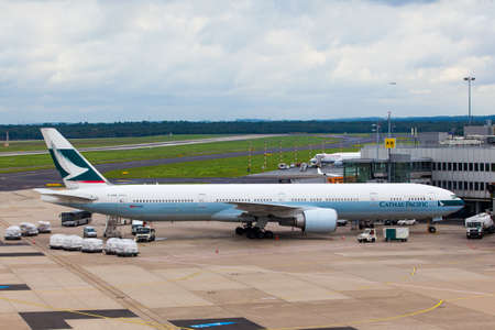 DUSSELDORF,GERMANY-SEPTEMBER 05:airplane of Cathay Pacific in Dusseldorf airport on Septenber 05,2015 in Dusseldorf,Germanyのeditorial素材