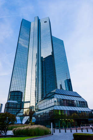FRANKFURT, GERMANY - OKTOBER 23: Skyline with the 155 meter high twin towers Deutsche Bank I and II on Oktober 23, 2015 in Frankfurtのeditorial素材