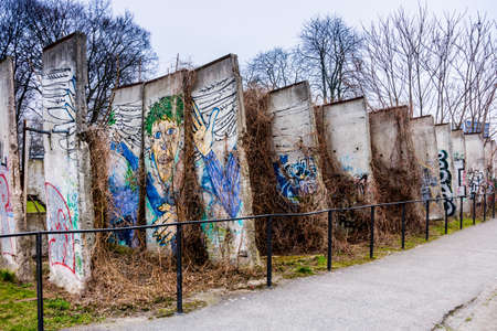 A segment of the Berlin Wall. Remains of Berlin Wall. Berlin Wall Memorialのeditorial素材
