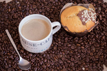 Hot coffee mug on a wood tableの写真素材