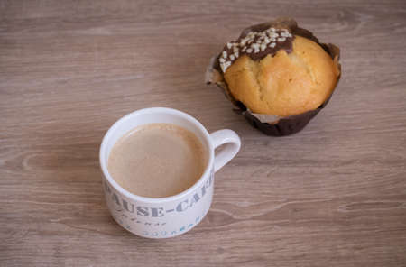 Hot coffee mug on a wood tableの写真素材