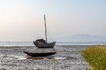 abandoned fishing boats docked in the shoalの写真素材