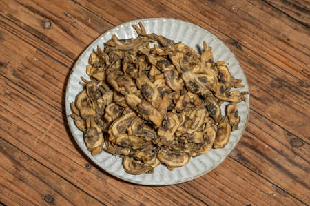 The razor clams in the dishes are dried on the wood grain tableの写真素材