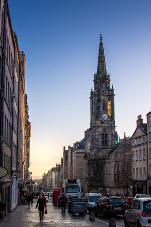 Edinburgh, Scotland, UK - 16 November 2016: Early morning traffic and people walking in Edinburgh's old town by Tron Kirk tower, near St Giles Cathedralのeditorial素材