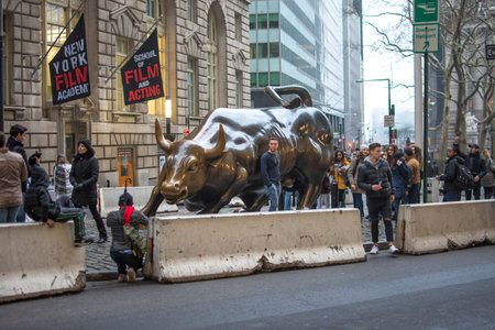 new York, US - March 29, 2018:  Tourists visiting the raging Bull statue in downtown new yorkのeditorial素材
