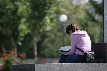 girl reading parkの写真素材