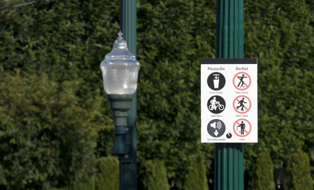 Please do please donât sign next to a street lamp in daylightの写真素材