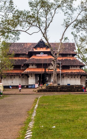 Sri Vadakkumnatha temple front view with green grass leading line to the main entracne of the templeのeditorial素材