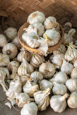 fresh garlic from farm in bamboo bowl from top angle at dayの写真素材