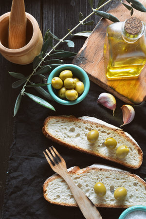 oil of olive give of bread, garlic and salt over a table of wood