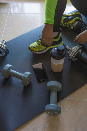 Dumbbell and mat training at home, and to drink a protein shake