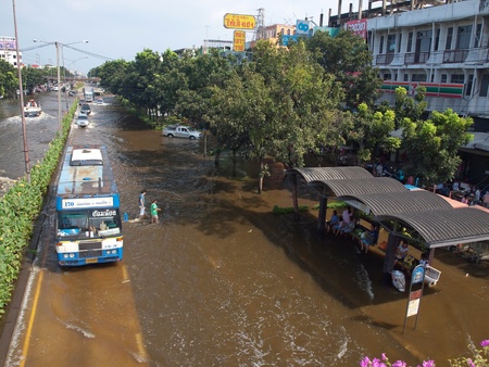 Phetkasem Road, Bangkok, Thailand - November 3 : People get out bus with flooding in Bangkok suburbs on November 3, 2011 in Phetkasem Road, Bangkok, Thailand. のeditorial素材