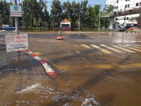 Phetkasem Road, Bangkok, Thailand - November 3 : Heavy flooding from monsoon rain in center of Thailand arriving in Bangkok suburbs on November 3, 2011 in Phetkasem Road, Bangkok, Thailand. のeditorial素材