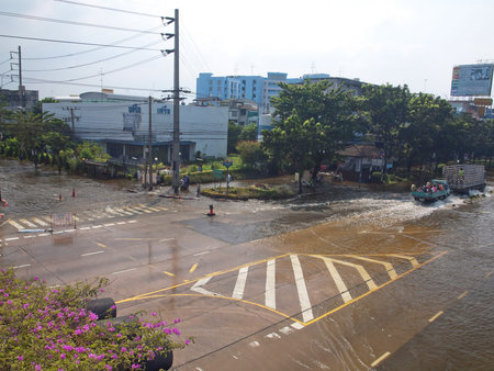 Phetkasem Road, Bangkok, Thailand - November 3 : Heavy flooding from monsoon rain in center of Thailand arriving in Bangkok suburbs on November 3, 2011 in Phetkasem Road, Bangkok, Thailand. のeditorial素材