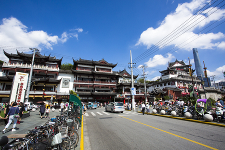 Chenghuangmiao street with travelers and pagoda style buildings. The City God Temple located in the bustling City Gods Temple Tourist Area, shot on October 14, 2016 in Shanghai, China.のeditorial素材