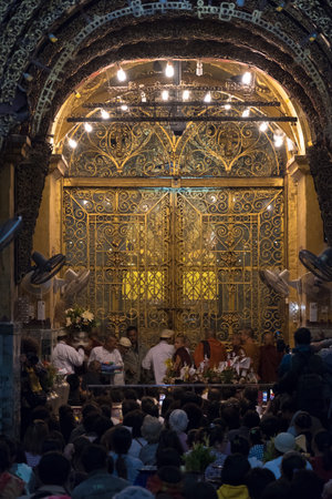 Unidentified peoples visit and pray at Mahamuni Buddha Temple, In early morning ritual of face wash to Mahamuni Buddha. It's a major buddhist pilgrimage on November 28, 2016のeditorial素材
