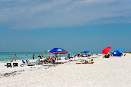 HOLMES BEACH, ANNA MARIA ISLAND, FL - May 1, 2018: People on vacation enjoying a beautiful sunny day on the Beach of Florida's Gulf Coast.のeditorial素材